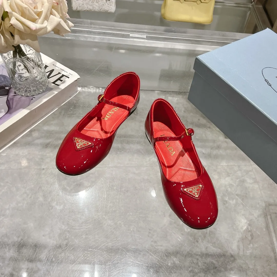 👟👟Ex-factory price 440👟👟 🔥🔥✨Prada/Prada 2024ss spring and summer new products are now available🌟 Mary Jane flat ballet shoes Soft and comfortable, recommended by major bloggers in Little Red Book, proper college style ➕Commuting 1-1 development Round-head golden triangle button Fabric: patent leather, sheepskin, silk fabric Sheepskin lining code number: 35 to 40 (41 is custom-made and cannot be returned or exchanged)